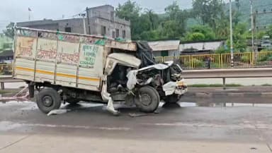ଛେଣ୍ଡିପଦା: ଜିନ୍ଦଲ ଛକ ନିକଟରେ ଟ୍ରଲର ପଛରେ ପିଟିଲା ପିକଅପ୍; ଚାଳକ ଗୁରୁତର