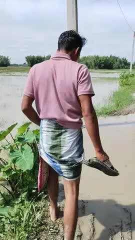 यह सड़क है या गड्ढा? चलने लायक भी नहीं बची जगह! ⚠️ #RoadProblem #Villageroads #Corruption #HelpNeeded