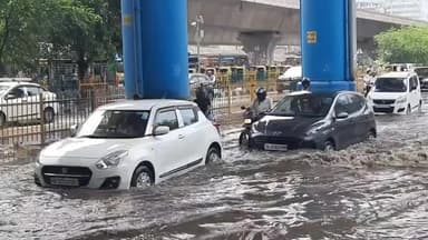 सरिता विहार: बदरपुर बॉर्डर पर सड़कों पर हुआ जल भराव यातायात हो रही प्रभावित