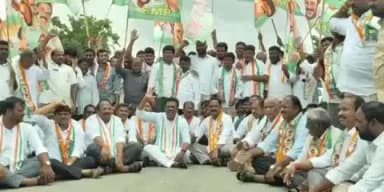 మహబూబ్ నగర్ అర్బన్: రాహుల్ గాంధీ, ప్రియాంక గాంధీ, మల్లికార్జున కర్గేల అక్రమ అరెస్టులకు నిరసనగా రాస్తారోకో చేసిన దేవరకద్ర ఎమ్మెల్యే