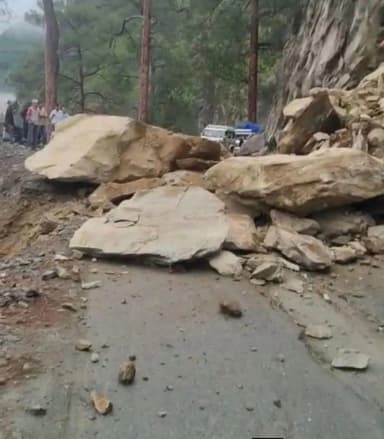 चम्बा: हिमाचल के चंबा-तीसा मार्ग पर भूस्खलन से सड़क बंद, यात्री फंसे