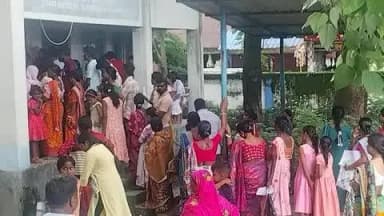 কালচিনি: যশোডাঙ্গা ব্লক অফিসে খাদ্য দপ্তরের অফিসে লম্বা লাইন