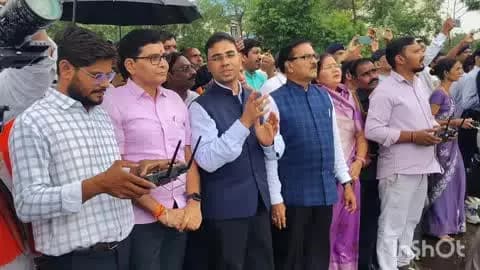 केबिनेट मंत्री टंक राम वर्मा के हाथों हुआ ड्रोन से उर्वरक एवं दवाई छिड़काव का प्रदर्शन।