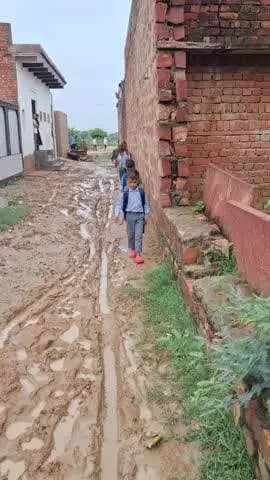 कृपया इस रास्ते को बनवाया जाए ताकि किसी को भी आने जाने में कोई परेशानी न हो #jagner #road damage #थाना jagner,agra