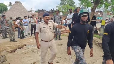 जमुई: अमरथ में पईन से हटाया गया अतिक्रमण, JCB से तोड़े गए स्थायी और अस्थायी निर्माण, ग्रामीणों के आक्रोश का सामना करना पड़ा