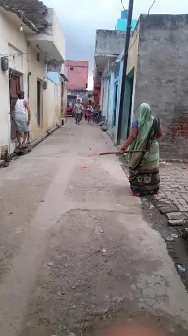 gullan Badmash seater. mahila ke upar Kiya atyachar Lathi danda aur pathar mare. allahpur samaspur jila badayun. ###