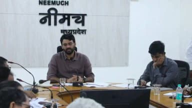 जिले में ठोस अपशिष्ट प्रबंधन नियम-2026 के प्रभावी क्रियान्वयन एवं पर्यावरण संरक्षण से जुड़े प्रावधानों के शत-प्रतिशत पालन को सुनिश्चित करने के उद्देश्य से बुधवार को कलेक्ट्रेट सभाकक्ष में कलेक्टर श्री हिमांशु चंद्रा की अध्यक्षता में जिला स्तरीय समीक्षा बैठक आयोजित की गई। बैठक में विभिन्न विभागों के अधिकारियों एवं सभी नगरीय निकायों के मुख्य नगरपालिका अधिकारियों को समयबद्ध एवं परिणाममूलक कार्रवाई के निर्देश दिए गए।
CM Madhya Pradesh
Jansampark Madhya Pradesh
Department of Urban Development & Housing MP
Department of Environment, Madhya Pradesh
#Neemuch
#नीमच