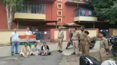 सदर: राहुल गांधी की हिरासत के विरोध में बरेका में कांग्रेस ने किया धरना, महिला जिलाध्यक्ष समेत कई लोग हिरासत में