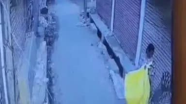अम्बाला: अंबाला शहर की पतासे वाली गली में कूड़ा बीनने वाली महिलाओं ने दुकान का शटर तोड़कर चोरी, CCTV फुटेज में कैद