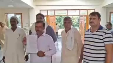 शामली: PWD ठेकेदार पर खेतों से मिट्टी उठाने और सड़क चौड़ीकरण में किसानों की भूमि लेने का आरोप, कलेक्ट्रेट पहुंचे किसान