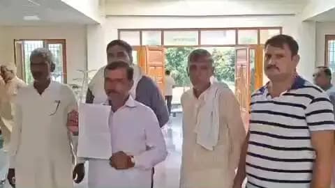 शामली: PWD ठेकेदार पर खेतों से मिट्टी उठाने और सड़क चौड़ीकरण में किसानों की भूमि लेने का आरोप, कलेक्ट्रेट पहुंचे किसान