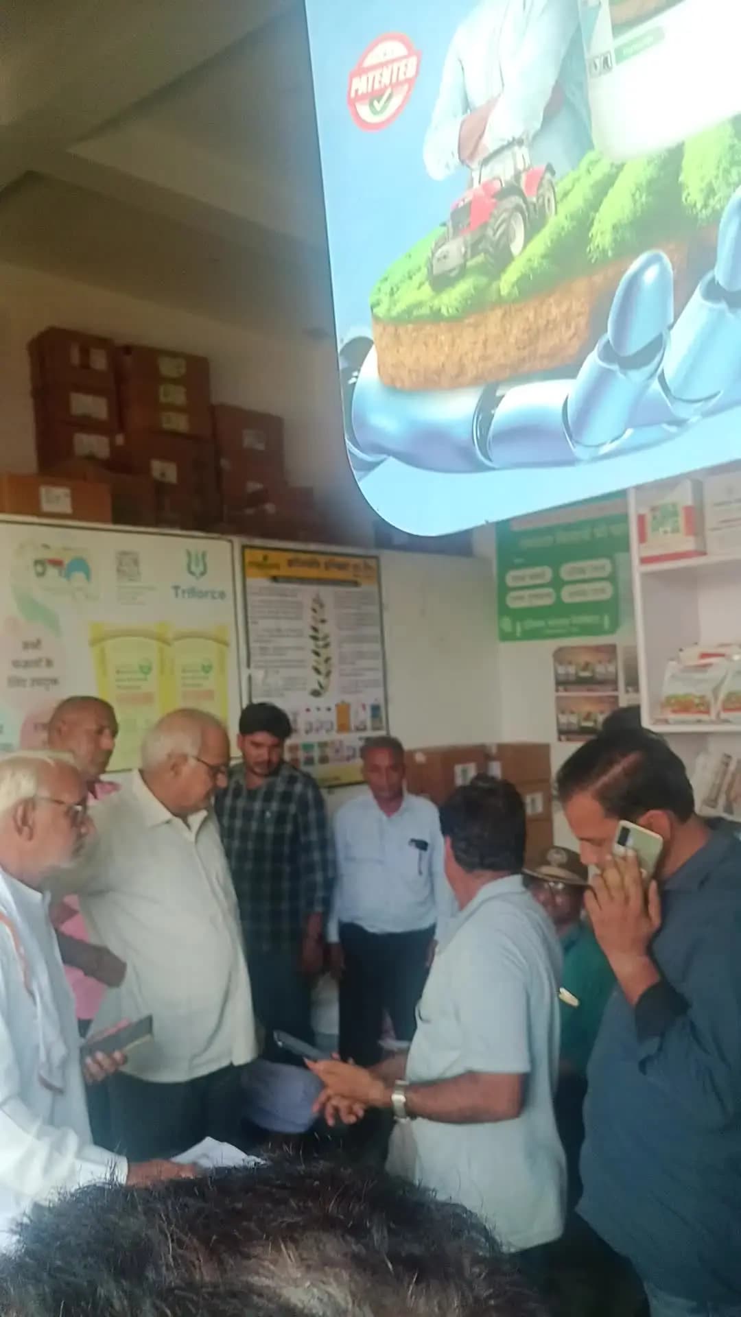 lalsot me abhinov terdras ke aadmi