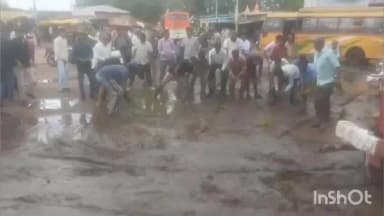 कोटाडोल: जनकपुर में खराब सड़क को लेकर कांग्रेस ने अनोखा प्रदर्शन किया, सड़क पर धान रोपकर जताया विरोध