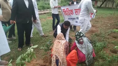 कस्बा वैर में विधिक साक्षरता शिविर के तहत न्यायाधीशों एवं अधिवक्तागणों द्वारा कोर्ट परिसर वैर में किया पौधारोपण