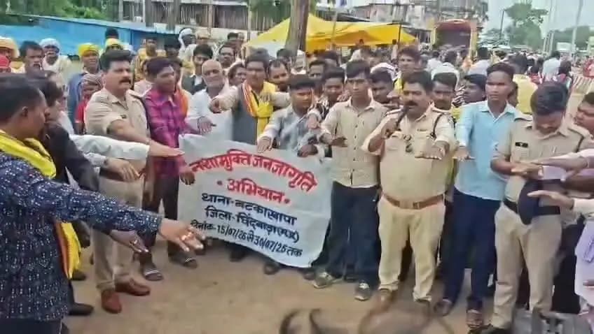 "नशे से दूरी है जरूरी 2.0" अभियान के अंतर्गत विकासखंड हर्रई के ग्राम बटकाखापा में जनजागरूकता कार्यक्रम आयोजित कर ग्रामीणों को नशे के दुष्प्रभावों के बारे में जागरूक किया गया एवं नशा नहीं करने की शपथ दिलाई गई।
#NasheSeDooriHaiZaroori2.0
#NashaMuktBharat
#नशा_मुक्त_मध्यप्रदेश #NashaMuktChhindwara
#procwa #छिन्दवाड़ा
#JansamparkMP
Home Department of Madhya Pradesh
Chhindwara Police
Social Justice and Disabled Welfare Department ,Madhya Pradesh
Jansampark Madhya Pradesh