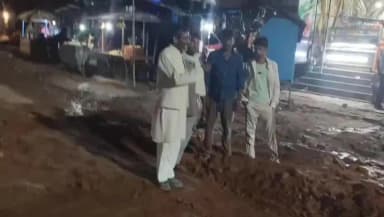 बीसलपुर: बीसलपुर बरेली हाईवे के भड़रिया मोड पर जलभराव से टूटी सड़क को रात में सही कराने पहुंचे किसान नेता देव स्वरुप पटेल
