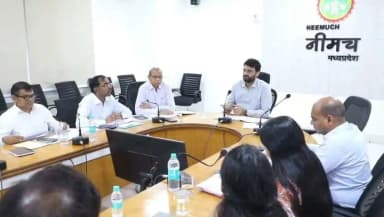 कलेक्टर श्री हिमांशु चंद्रा की अध्यक्षता में गुरुवार को कलेक्ट्रेट सभाकक्ष में जिले के सभी राजस्व अधिकारियों की समीक्षा बैठक आयोजित की गई। बैठक में कलेक्टर श्री चंद्रा ने अधिकारियों को निर्देश दिए कि रास्ता विवाद, सीमांकन, नामांतरण, बंटवारा, परंपरागत रास्तों से जुड़े विवाद सहित अन्य सभी राजस्व प्रकरणों का प्राथमिकता के आधार पर मौके पर जाकर त्वरित एवं प्रभावी निराकरण किया जाए, ताकि आमजन को समय पर राहत मिल सके।
CM Madhya Pradesh
Jansampark Madhya Pradesh
Department Of Revenue, Madhya Pradesh
#Neemuch
#नीमच