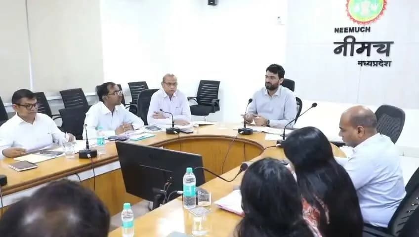 कलेक्टर श्री हिमांशु चंद्रा की अध्यक्षता में गुरुवार को कलेक्ट्रेट सभाकक्ष में जिले के सभी राजस्व अधिकारियों की समीक्षा बैठक आयोजित की गई। बैठक में कलेक्टर श्री चंद्रा ने अधिकारियों को निर्देश दिए कि रास्ता विवाद, सीमांकन, नामांतरण, बंटवारा, परंपरागत रास्तों से जुड़े विवाद सहित अन्य सभी राजस्व प्रकरणों का प्राथमिकता के आधार पर मौके पर जाकर त्वरित एवं प्रभावी निराकरण किया जाए, ताकि आमजन को समय पर राहत मिल सके।
CM Madhya Pradesh
Jansampark Madhya Pradesh
Department Of Revenue, Madhya Pradesh
#Neemuch
#नीमच