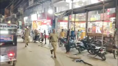 मिर्ज़ापुर: कांग्रेसियों के मशाल जलूस को रोकने के लिए पुलिस ने दौड़ लगाई, नेताओं को हिरासत में लेने की कोशिश की