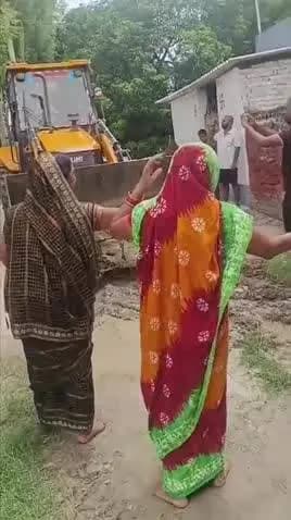 केराकत: केराकत के पतौरा ग्राम के चकमार्ग पर प्रशासन का बुलडोजर चला, अवैध कब्जा जमींदोज किया गया