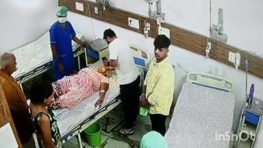 हापुड़: गांव असौड़ा में स्थित प्राइवेट अस्पताल में महिला की मौत के बाद परिजनों ने वार्ड बॉय को जमकर पीटा, CCTV फुटेज आया सामने