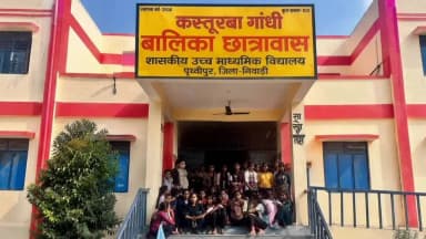 निवाड़ी: निवाडी में कोचिंग और स्कूलों के बाहर मनचलों का जमावड़ा, छात्राओं की सुरक्षा पर उठे सवाल