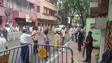 কলকাতা: মহানায়কের স্মৃতিতে শ্রদ্ধার্ঘ্য, উত্তম কুমারের বাড়িতে মুখ্যমন্ত্রী শুভেন্দু অধিকারী