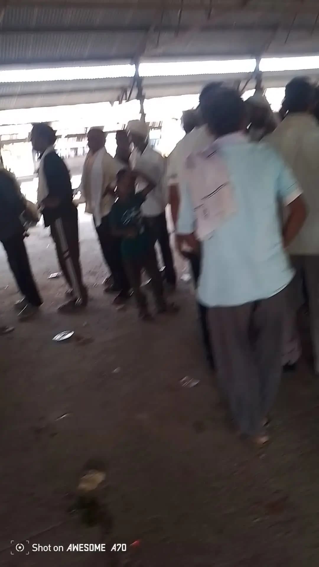 porsa me khad ke liye logo ka bada felaw
