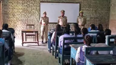 नौतनवा: नौतनवा में उप निरीक्षक अनामिका चौहान ने मिशन शक्ति के तहत छात्राओं को जागरूक किया