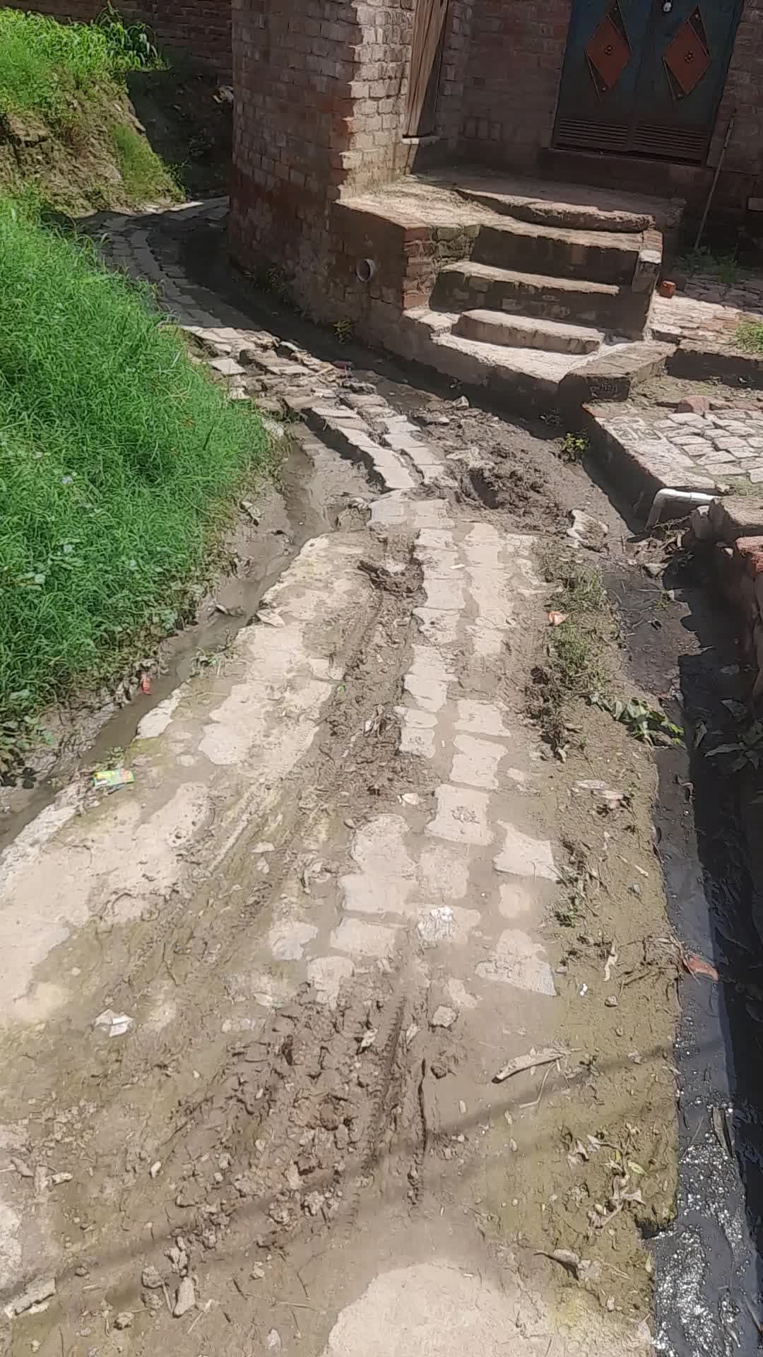 बेवर.ग्राम मुड़ई
गली की हालत गंभीर लोगो को आने जाने मेें दिक्कत
