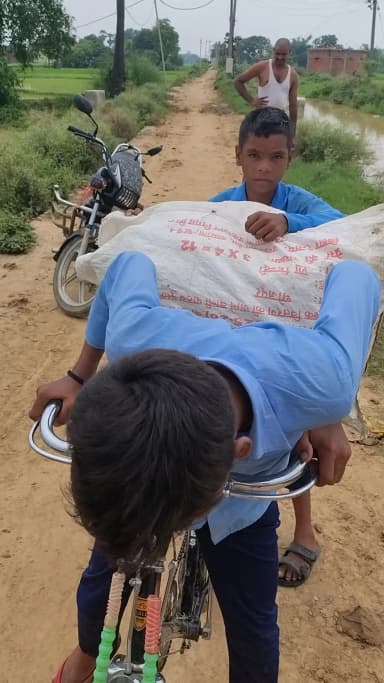 उत्क्रमणीय उच्च विद्यालय शंकरडीह स्कूल के बच्चे से खाना बनवाने के लिए मध्यान भोजन के लिए ईंधन स्कूल मंगवाया जा रहा है