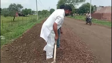 बुरहानपुर नगर: जैनाबाद मार्ग पर हो गए थे गड्ढे समाज सेवी अनिल राठौड़ ने स्वयं की राशि से मुरूम डालकर लोगों को दी राहत