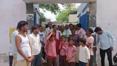 राठ: धनौरी गाँव में मिड डे मील के भोजन में कीड़े निकलने से ग्रामीणों का गुस्सा भड़का, कहा- गंदा खाना मिलता है