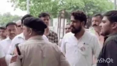 गुरुग्राम: संयुक्त अहीर रेजिमेंट मोर्चा के कार्यकर्ता लघु सचिवालय पहुंचे, अधिकारियों को राष्ट्रपति के नाम सौंपा ज्ञापन