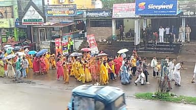 मंडला: नगर में निकली भगवान जगन्नाथ की रथयात्रा, श्रद्धालुओं ने खींची रथ की डोर, बिझिया में गिरते पानी में भी दिखा उत्साह