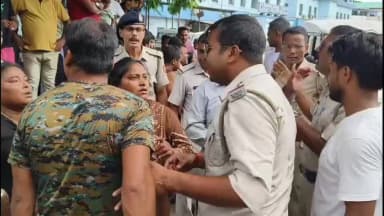 ইসলামপুর: রোগীর মৃত্যু ঘিরে কার্যত রণক্ষেত্র ইসলামপুর মহকুমা হাসপাতাল। একদিকে ভুল চিকিৎসার অভিযোগে ক্ষোভে ফেটে পড়লেন মৃতার পরিবার
