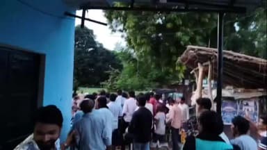 सिराथू: कड़ा के चरही सब्जी बाजार में ई-रिक्शा के टकराने पर दो पक्षों में हुई मारपीट, तमाशबीनों की भीड़ बनी रही