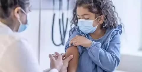शासकीय हाई स्कूल चिरपोटा में सोलह छात्राओं को HPV वैक्सीन का टीका लगाया।