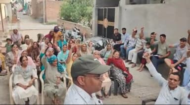 टोहाना: टोहाना की कृष्णा कॉलोनी में मिर्ची होटल के बीयर बार खोलने पर विरोध-प्रदर्शन