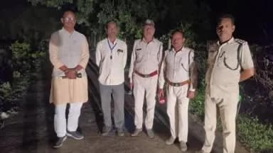 अनूपपुर: आयोग अध्यक्ष रौतेल हाथी विचरण क्षेत्र पहुंचे, ग्रामीणों को सतर्क रहने की सलाह दी