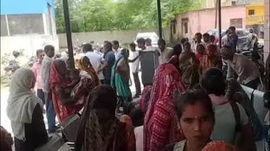 कलीनगर: अलीगंज रोड पर ईट से भरी ट्रैक्टर ट्राली पलटने से राजमिस्त्री की हुई मौत