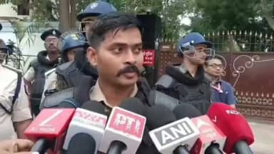 🚔 जहानाबाद पुलिस जिले में शांति एवं विधि-व्यवस्था बनाए रखने के लिए पूरी तरह सतर्क एवं सक्रिय - पुलिस अधीक्षक
🔹 संवेदनशील क्षेत्रों में लगातार फ्लैग मार्च एवं सघन गश्ती जारी
🔹 पर्याप्त पुलिस बल एवं दंडाधिकारियों की प्रतिनियुक्ति सुनिश्चित
🔹 किसी भी उपद्रव, हिंसा अथवा सरकारी संपत्ति को क्षति पहुँचाने का प्रयास करने वाले व्यक्तियों की पहचान कर उनके विरुद्ध विधिसम्मत एवं कठोर कार्रवाई की जाएगी।
🔹 आम नागरिकों से अपील है कि अफवाहों से बचें एवं किसी भी संदिग्ध गतिविधि की सूचना तत्काल पुलिस को दें।
#JehanabadPolice #FlagMarch #LawAndOrder #PublicSafety #TeamJehanabad