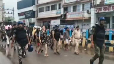 🚨 जिले में शांति, सौहार्द एवं कानून-व्यवस्था कायम रखने हेतु फ्लैग मार्च
जिले में शांति, सौहार्द एवं आमजन में सुरक्षा का विश्वास सुदृढ़ करने के उद्देश्य से आज जिला पदाधिकारी श्रीमती छिरिङ वाई भूटिया एवं पुलिस अधीक्षक श्री कोटा किरण कुमार के संयुक्त नेतृत्व में शहर के प्रमुख मार्गों पर फ्लैग मार्च निकाला गया।
जिला प्रशासन एवं पुलिस प्रशासन हर परिस्थिति में कानून-व्यवस्था बनाए रखने, नागरिकों की सुरक्षा सुनिश्चित करने तथा शांति एवं सामाजिक सौहार्द कायम रखने के लिए पूर्णतः प्रतिबद्ध है।
सभी नागरिकों से अपील है कि किसी भी प्रकार की अफवाह पर ध्यान न दें, अपुष्ट सूचनाओं को साझा न करें तथा किसी भी संदिग्ध गतिविधि की सूचना तत्काल प्रशासन अथवा पुलिस को दें।
आपका सहयोग, हमारी जिम्मेदारी — सुरक्षित एवं शांतिपूर्ण जहानाबाद।
#Jehanabad #DistrictAdministrationJehanabad #BiharPolice #LawAndOrder #FlagMarch Peace PublicSafety ZeroTolerance SafeJehanabad