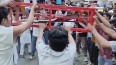 जमुई: महिसौड़ी चौक पर छात्रों का हंगामा, प्रदर्शन के दौरान सीएम, सांसद और मंत्री के पोस्टर फाड़े, पुलिस ब्रेकेटिंग भी तोड़ी