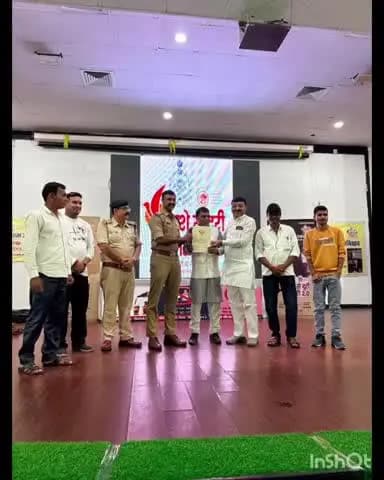 चितरंगी: मोरवा पुलिस ने कलाकार अशोक पांडे को किया सम्मानित