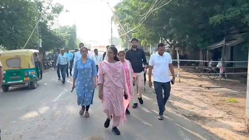 *"माननीय मुख्यमंत्री श्री सम्राट चौधरी जी के 'सेवा, संकल्प, समर्पण' के 100 दिन पूर्ण होने के अवसर पर प्रभात फेरी का आयोजन"*
आज दिनांक 25 जुलाई, 2026 को माननीय मुख्यमंत्री श्री सम्राट चौधरी जी के नेतृत्व में राज्य सरकार के "सेवा, संकल्प, समर्पण" के 100 दिन पूर्ण होने के उपलक्ष्य में नालन्दा जिला प्रशासन द्वारा प्रभात फेरी का आयोजन किया गया।
इस प्रभात फेरी का नेतृत्व सुश्री सारा अशरफ, उप विकास आयुक्त, नालन्दा ने किया।
प्रभात फेरी का शुभारंभ समाहरणालय परिसर, नालन्दा से हुआ, जो विभिन्न मार्गों से होते हुए श्रम कल्याण मैदान तक पहुँची।
प्रभात फेरी में विभिन्न विभागों के पदाधिकारी, कर्मी एवं छात्र-छात्राएँ बड़ी संख्या में उत्साहपूर्वक भाग लिया।
Samrat Choudhary
CMO Bihar
#100DaysOfCMSamrat
Information & Public Relations Department, Government of Bihar
Bihar Education Department
#SevaSankalpSamarpanKe100Din
#BiharProgress
#DevelopedBihar
#NewBihar
#GoodGovernance