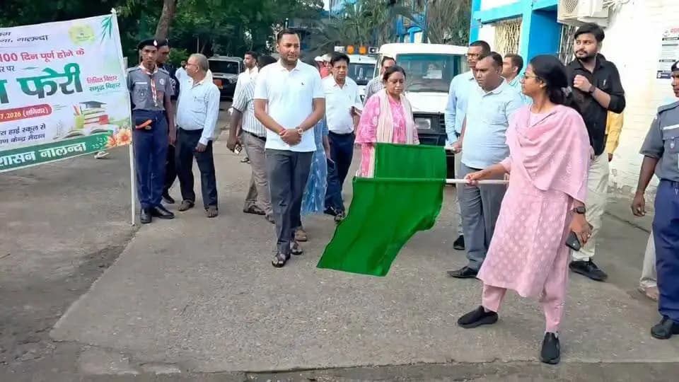 *"माननीय मुख्यमंत्री श्री सम्राट चौधरी जी के 'सेवा, संकल्प, समर्पण' के 100 दिन पूर्ण होने के अवसर पर प्रभात फेरी का आयोजन"*
आज दिनांक 25 जुलाई, 2026 को माननीय मुख्यमंत्री श्री सम्राट चौधरी जी के नेतृत्व में राज्य सरकार के "सेवा, संकल्प, समर्पण" के 100 दिन पूर्ण होने के उपलक्ष्य में नालन्दा जिला प्रशासन द्वारा प्रभात फेरी का आयोजन किया गया।
इस प्रभात फेरी का नेतृत्व सुश्री सारा अशरफ, उप विकास आयुक्त, नालन्दा ने किया।
प्रभात फेरी का शुभारंभ समाहरणालय परिसर, नालन्दा से हुआ, जो विभिन्न मार्गों से होते हुए श्रम कल्याण मैदान तक पहुँची।
प्रभात फेरी में विभिन्न विभागों के पदाधिकारी, कर्मी एवं छात्र-छात्राएँ बड़ी संख्या में उत्साहपूर्वक भाग लिया।
Samrat Choudhary
CMO Bihar
#100DaysOfCMSamrat
Information & Public Relations Department, Government of Bihar
Bihar Education Department
#SevaSankalpSamarpanKe100Din
#BiharProgress
#DevelopedBihar
#NewBihar
#GoodGovernance
