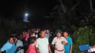 জগৎবল্লভপুর: জগৎবল্লভপুর পাতিয়াল হাটতলা বাস স্ট্যান্ডের কাছে স্বর্ণ ব্যবসায়ের কাছ থেকে লুট সোনার গয়না ও টাকা পয়সা লক্ষ্য করে গুলি