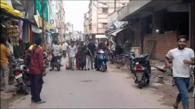 टीकमगढ़: टीकमगढ़ कपड़ा बाजार में कपड़ा चोरी का हंगामा, व्यापारियों ने महिलाओं को पकड़कर पुलिस के हवाले किया