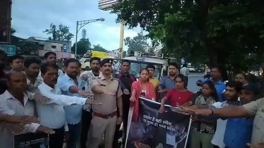 "नशे से दूरी है जरूरी 2.0" अभियान के अंतर्गत खजरी एवं कुकड़ा जगत के स्थानीय निवासियों एवं आमजन को खजरी चौक पर एकत्रित कर जनजागरूकता कार्यक्रम आयोजित किया गया एवं नशामुक्ति की शपथ दिलाई गई।
#NasheSeDooriHaiZaroori2.0
#NashaMuktBharat
#नशा_मुक्त_मध्यप्रदेश #NashaMuktChhindwara
#procwa #छिन्दवाड़ा
#JansamparkMP
Home Department of Madhya Pradesh
Social Justice and Disabled Welfare Department ,Madhya Pradesh
Jansampark Madhya Pradesh